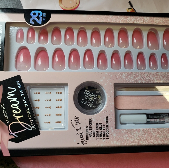 L.A. Colors Dream Artificial Manicure Nail 29 piece Set with Gems Pink & White - Picture 3 of 11
